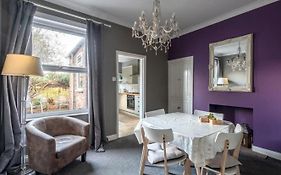 Entire 2-Bedroom House With Garden